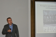 Dr hab. prof. UP. Łukasz Tomasz Sroka podczas prezentacji wykładu.