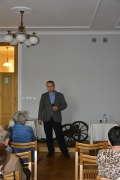 Dr hab. prof. UP. Łukasz Tomasz Sroka podczas prezentacji wykładu.