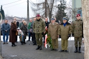 Składanie kwiatów pod pomnikiem płk. Królickiego