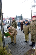 Składanie kwiatów pod pomnikiem płk. Królickiego