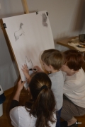 Dzieci tworzace wspólne malowidło ścienne