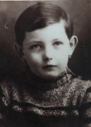 Zdjęcie przedstawiające 4-5 letnią Rózię Sztorc. Fotografia z archiwum cyfrowego Muzeum w Kętach. Skan ze zbiorów Menahema Ramera