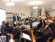Prelegent Michał Jarnot i dyrektor muzeum Łukasz Gieruszczak w czasie dyskusji z uczestnikami spotkania