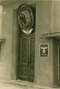Zdjęcie przedstawiające herb Kęt autorstwa Stanisława Jarząbka, przemalowany przez Niemców na czarno