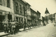 Zdjęcie zachodniej pierzei rynku z okresu okupacji, przedstawiające żołnierzy niemieckich