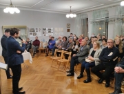 Dyrektor muzeum Łukasz Gieruszczak wita zgromadzonych gości