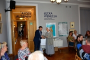 Dyrektor Muzeum Łukasz Gieruszczak wręczający podziękowania siostrze Sylwii Bekus