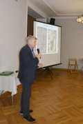 Kazimierz Brzuska prezentuje historię witraży